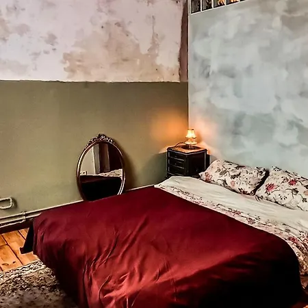 Vintage And Artistic Altbau Apartment